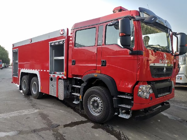 豪沃12噸水罐消防車(chē)